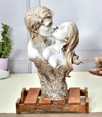 COUPLE STATUE